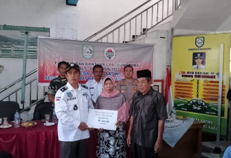 Kepala Desa Taba Sating Kecamatan Tebat Karai Riskon Trunajaya, S.Pd.i saat salurkan BLT DD secara simbolis