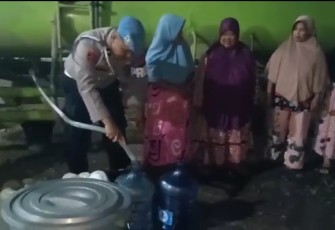 Respon Cepat Polsek Serbajadi Polres Aceh Timur Terhadap Warga yang Kesulitan Air Bersih