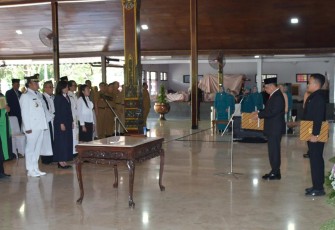 Bupati Tulungagung Drs Maryoto Birowo saat melantik Pejabat Administrator dan Pengawas Lingkup Pemkab Tulungagung