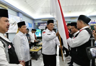 Gubernur Ansar Ahmad Lepas Jamaah Calon Haji Kloter 1 di Embarkasi Batam 