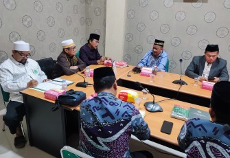  Pengurus Majelis Ulama Indonesia (MUI) Kota Makassar menerima audiensi dan silaturrahim Pengurus DPD Lembaga Dakwah Islam Indonesia (LDII) Kota Makassar di Kantor MUI Kota Makassar, Jalan Tarakan, Kota Makassar, Sulawesi Selatan, Rabu (25/10/2023). Dalam audiensi, Pengurus LDII Kota Makassar meminta arahan kepada MUI Kota Makassar terkait pembinaan umat dan menyampaikan rencana pelaksanaan Rakernas LDII pada 7-9 November 2023