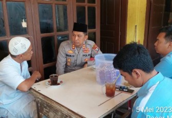 Seakan tanpa jarak, Kapolres Tapanuli Selatan (Tapsel), AKBP Imam Zamroni, SIK, MH, dengarkan curahan hati (Curhat) masyarakat secara langsung di Warung Kopi, Jumat (5/5/2023) siang