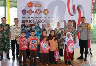 Kapolres Tapanuli Selatan (Tapsel), AKBP Imam Zamroni, SIK, MH, salurkan ratusan paket bantuan sosial (Bansos) ke masyarakat dan pelajar dari Alumni Akabri 90