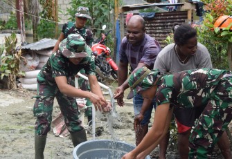 Bantu Kesulitan Masyarakat di Perbatasan Satgas Yonif 122/TS Alirkan Air Bersih Ke Rumah-rumah Masyarakat