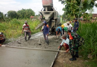 Babinsa Gotong Royong Bersama Masyarakat Lakukan Pengecoran Jalan 