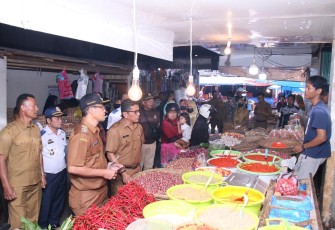 Pj. Wali Kota Payakumbuh, Rida Ananda, bersama Kadis Koperasi dan UKM, Pasi Intel Kodim 0306/50 Kota, Komandan Subdenpom 1/4 Payakumbuh, Kejaksaan dan SatPol-PP memantau ketersediaan dan harga kebutuhan pokok di Payakumbuh.