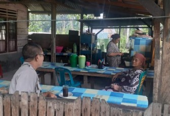Bhabinkamtibmas Polsubsektor Sayurmatinggi saat menampung curhat pemilik warkop di Desa Silaiya, Kabupaten Tapanuli Selatan