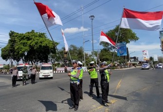 Polres Karanganyar Ajak Pengguna Jalan Peringati Detik-Detik Proklamasi di Simpang Empat Papahan 