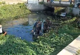 Koramil 0602-11/Tirtayasa Bersama Masyarakat Terjun Langsung Bersihkan Aliran Sungai 