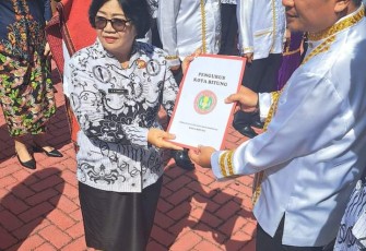 Sekda kota Bitung saat mengukuhkan mantan Kadis Pendidikan kota Bitung sebagai ketua PGRI Kota Bitung usai melaksanakan upacara bendera peringatan hari pendidikan Nasional tahun 2023.