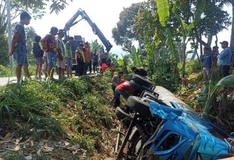 Proses evakuasi truk tangki air yang terperosok masuk sungai, di wilayah Desa Puntukrejo, Kecamatan Ngargoyoso, Kabupaten Karanganyar, pada Kamis (5/10/23) siang