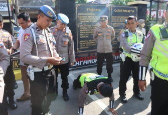 Anggota Propam Saat Melakukan Pengecekan Kelengkapan dan Kedisiplinan anggota Polres Tulungagung di halaman Mapolres Tulungagung