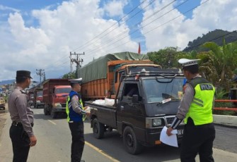 Sejumlah personel Polsek Batang Toru, turun ke Jalan guna menghimbau para pengendara kenderaan bermotor untuk mematuhi peraturan lalu lintas, pada Sabtu (9/9/2023) pagi. Kegiatan ini, merupakan agenda dari Operasi Zebra Toba 2023.