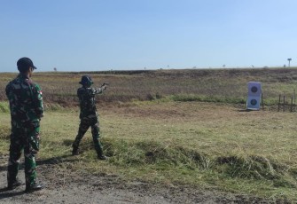Prajurit Lanudal Aru Rutin Latihan Menembak