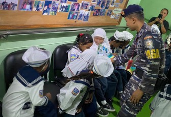 Perpustakaan di Kapal Perang Koarmada III Turut Mendorong Cerdaskan Anak-Anak Daerah Pesisir di Timur Indonesia