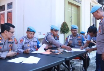 Si Propam Polres Tapanuli Selatan (Tapsel) saat periksa puluhan pucuk senjata api (Senpi) milik personel