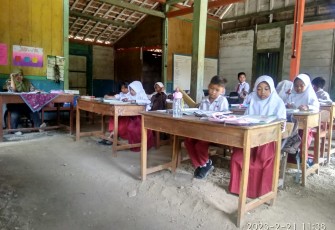 Suasana Siswa SD Terpaksa Belajar di Rumah Warga