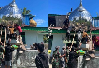 Babinsa Kokonao Bantu Pemasangan Kubah Masjid An-Nur
