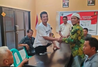 Dengan menempuh jalur Restorative Justice, Polsek Padang Bolak kembali sukses damaikan dua orang warga yang sempat bertikai, Kamis (25/5/2023) sore. Proses mediasi sendiri, berlangsung di Aula Restorative Justice Polsek Padang Bolak.