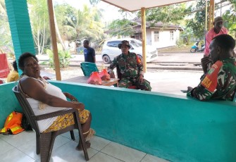 Babinsa Koramil 1710-07/Mapurujaya Sertu Adolof dan Sertu Slamet laksanakan Komsos di Kampung Ayuka, Distrik Mimika Timur Jauh, Selasa (12/12/2023)