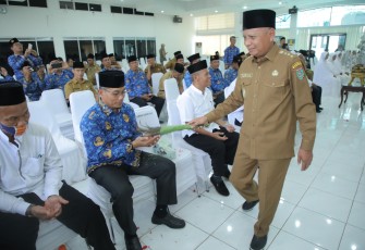 Bupati Asahan Upah-Upah 28 Jamaah Calon Haji Anggota Korpri Kabupaten Asahan