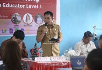 Sekertaris daerah Kota Bitung saat menyampaikan sambutannya di kegiatan pelatihan guru Kota Bitung