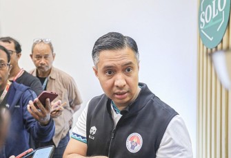 Tenaga Ahli Kemenpora Bidang Diaspora dan Kepemudaan Hamdan Hamedan saat mengunjungi Information Center Piala Dunia U-17 Surakarta, Sabtu (2/12/2023). Tingkat rata-rata kehadiran penonton di stadion dikatakannya sudah melampaui target FIFA. Dan ini patut mendapat apresiasi.