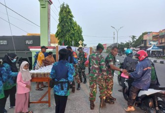 Koramil Timika saat Bagikan Takjil Gratis Untuk Pengguna Jalan