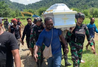 Satgas Yonif 143/TWEJ saat Bantu Masyarakat di Perbatasan RI-PNG