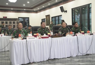 Panglima TNI Laksamana TNI Yudo Margono, S.E., M.M. dalam pengarahannya ke Pejabat Utama Mabes TNI, Pejabat Utama Mabes Angkatan dan segenap Panglima / Komandan Komando Utama jajaran TNI, bertempat di ruang Vicon Wisma A. Yani, Jl. Taman Suropati Jakarta Pusat, Senin (01/05/2023). 