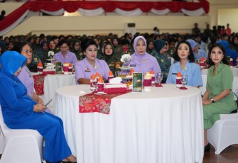Ketua Umum (Ketum) Dharma Pertiwi Ny. Vero Yudo Margono selaku Ibu Raksa Tri Anggana Tatri (Ibu Asuh Wanita TNI) saat memberikan pembekalan dihadapan 500 Wanita TNI Se-Jakarta pada acara syukuran Apel Bersama Wanita TNI Tahun 2023, bertempat di GOR A. Yani Mabes TNI Cilangkap, Jakarta Timur, Kamis (4/5/2023).