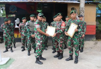 Satgas Yonarmed 1 Kostrad Terima Penghargaan dari Pangdam XVI/Pattimura
