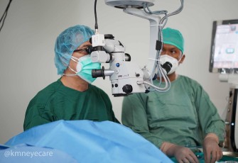 Ditinjau oleh: Dr. Maria Magdalena Purba, SpM  Klikwarta.com - Katarak adalah penyakit mata yang sebagian besar disebabkan karena faktor degeneratif (terkait dengan proses penuaan). Semakin bertambah umur seseorang maka akan semakin tinggi risiko mengalami katarak.   Katarak merupakan kondisi dimana lensa mata mengalami kekeruhan sehingga menyebabkan penurunan tajam penglihatan bahkan sampai kebutaan. Apabila katarak sudah cukup tebal (matur) akan terlihat secara kasat mata seperti bintik putih keabu-abuan 