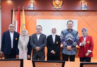 Bamsoet saat menjadi penguji Seminar Hasil Penelitian (SHP) disertasi Penegakan Hukum Dalam Penyelesaian Sengketa Kesehatan Melalui Upaya Mediasi, disusun oleh Kolonel dr.Amin Ibrizatun, dokter di RSPAD Gatot Subroto Jakarta, di Universitas Borobudur, Jakarta, Kamis (13/4/23).