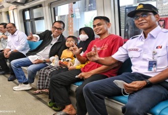 Menteri Perhubungan Budi Karya Sumadi, saat meninjau LRT Sumsel dan Angkot Feeder di Palembang, Sumsel, Minggu (19/2).