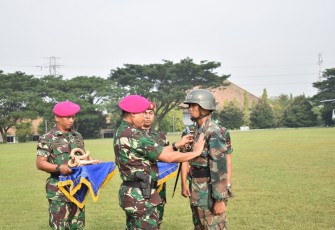 Upacara tradisi penyambutan siswa Pendidikan Komando (Dikko) Marinir Angkatan 170, yang diikuti 250 orang dari siswa Pendidikan Pertama Bintara (Dikmaba) angkatan XLII/1 Marinir TA. 2022 di gerbang Mako Kodikmar, Gunungsari, Surabaya, Selasa (21/03).