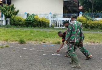 Personil satgas TMMD Ke-116 Kodim 1310/Bitung saat melakukan pengukuran lokasi pembangunan Joging track