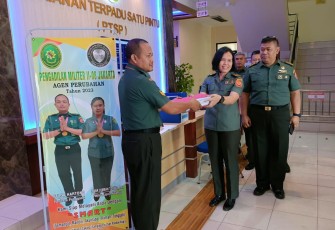 Lettu Chk Citra Manurung S.H, (Oditurat Militer II-07 Jakarta ) menyerahkan berkas perkara Praka RM dan 2 orang lainnya kepada Pengadilan Militer II-08 Jakarta