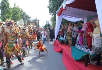 Bupati Asahan Lepas Parade Seni dan Budaya 14 Etnis