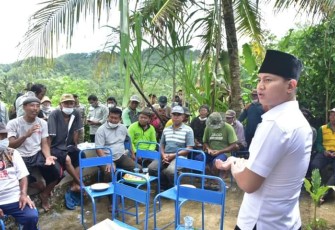 Bupati Trenggalek, Mochamad Nur Arifin, bersama jajarannya saat melaksanakan Program "Makaryo Neng Desa" di Desa Karangrejo, Kecamatan Kampak, Rabu (11/1/2023) (Hardi Rangga, klikwarta.com).