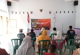 Babinsa Koramil 14/Dagangan, Kodim 0803/Madiun, Pelda Supriyadi membantu pendistribusian BLT-DD kepada masyarakat yang kurang mampu, bertempat di Gedung Serba Guna Desa Sukosari, Kec. Dagangan, Kab. Madiun, Senin (11/12/2023).