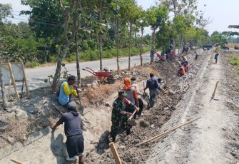Babinsa Pilangkenceng Bantu Pengerjaan Saluran Irigasi