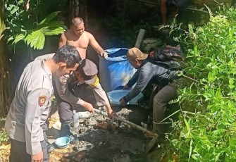 Bhabinkamtibmas Polsek Dolok, Bripka Heriandi Rambe, dan Brigadir Asullah Margolang, melaksanakan aksi gotong royong dengan warga di program stop buang air besar sembarangan (BABS)