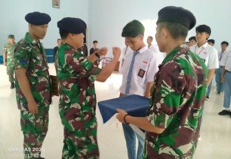 Komandan Lanal Batuporon Letkol Laut (P) Imam Ibnu Hajar, S.E., M.Tr. Opsla yang di wakili Kasatbek Lanal Batuporon Lettu Laut (S) Jurusah, membuka LDKS Siswa SMK Al-Kholiliyah Bangkalan di Aula Balai Prajurit Mako Lanal Batuporon, Rabu (13/12/2023)