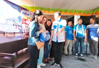 Edhie Baskoro Yudhoyono, anggota DPR RI, Dapil VII Jatim, saat membagikan Sembako kepada warga masyarakat Desa Ngadirenggo, Kecamatan Pogalan, Kabupaten Trenggalek, Selasa (12/12/2023)