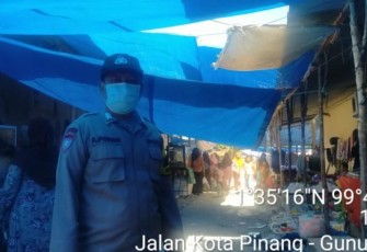 Bhabinkamtibmas Polsek Padang Bolak, Bripka Adam Pohan, menggelar Patroli di Pasar Rokan Baru