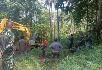 Dandim 1310/Bitung bersama Dan SSK TMMD dan warga pemilik lahan saat tinjau lokasi pembangunan rintisan jalan pertanian