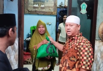 Gus Lilur Bantu Lansia di Kelurahan Simolawang Surabaya 