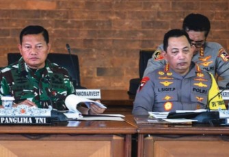 Panglima TNI Laksamana TNI Yudo Margono, S.E., M.M. didampingi Kapolri Jenderal Polisi Listyo Sigit Prabowo, M.Si. 