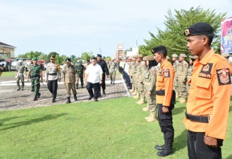 Kapolres Tapsel AKBP Imam, Zamroni, SIK, MH, Bupati  Tapanuli Selatan (Tapsel) H Dolly Pasaribu, Bupati Paluta Andar Amin Harahap selaku Inspektur Apel. Saat Apel Pasukan Operasi Ketupat Toba 2023 di Paluta.